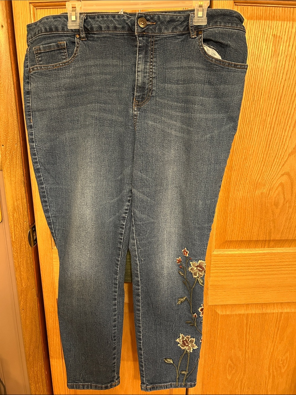 Artisan Blue Cropped Jeans with Floral Embroidery